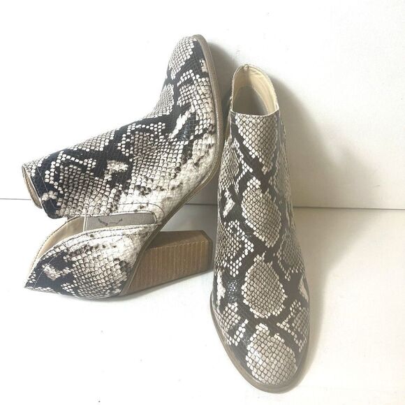 Vince Camuto Ankle Bootie Snake Skin Print Leather Womens 9.5M Heel Pull On Boot - Picture 2 of 12